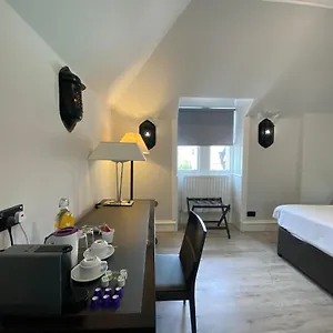 3* Otel No6 West Coates